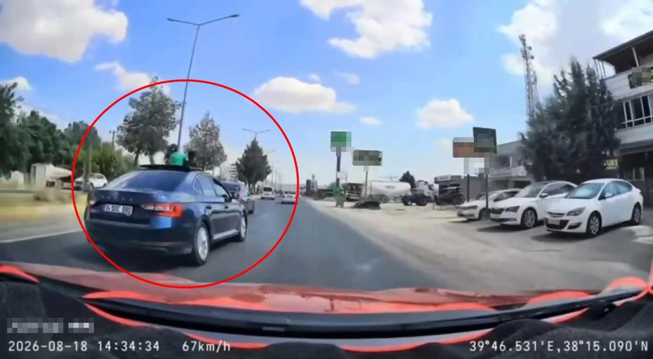 Trafikte Makas Atan Sürücünün Çocukların Güvenliğini Tehdit Eden Tehlikeli Sürüşü