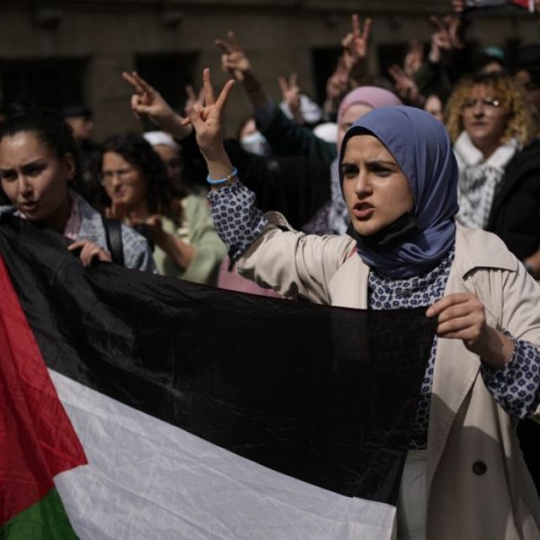 Paris polisi Sorbonne Üniversitesi'ndeki Gazzeli protestocuları dağıttı