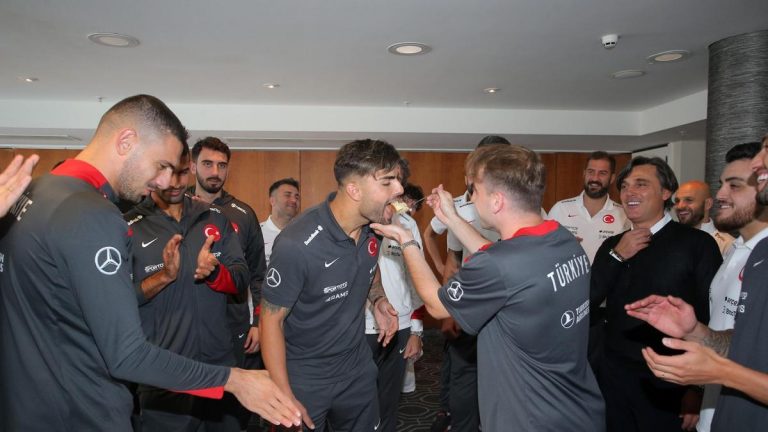 Abdülkerim Bardakcı'nın doğum günü milli futbol takımının inziva yerinde kutlandı!