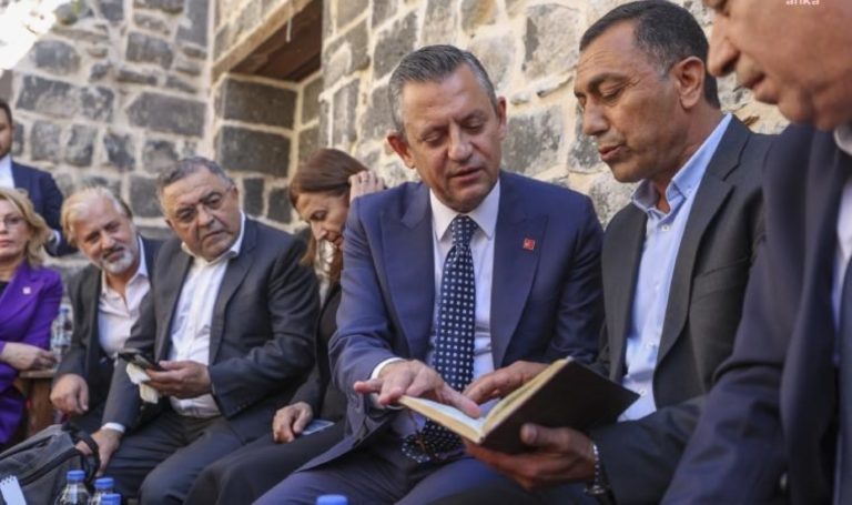 Diyarbakır müdüründen Özgür Özel’e 524 kişilik ‘kötü liste’: “İçimde çok daha fazlası var ama söylemekten utanmıyorum” – Son Dakika Siyaset Haberleri