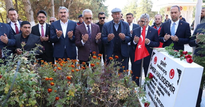 Bakan Uraloğlu, şehit Ömer Halisdemir’in kabrini ziyaret etti