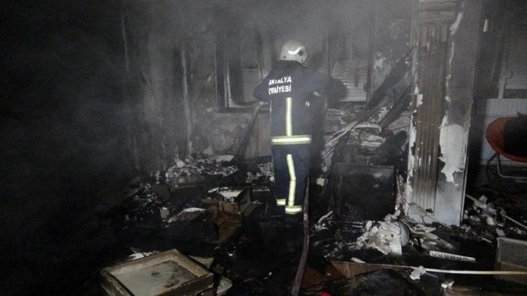 Antalya’daki yangında ev kül oldu
