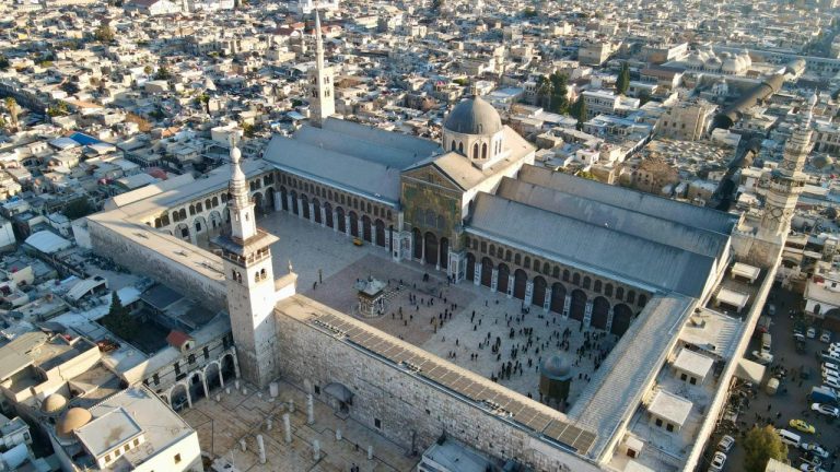 Suriye halkı özgürlüğün ardından ilk cuma namazı için Emevi Camii’nde toplandı