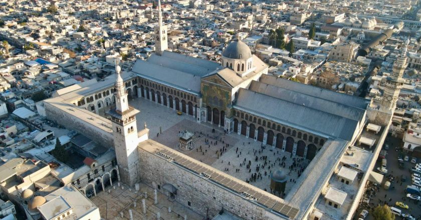 Suriye halkı özgürlüğün ardından ilk cuma namazı için Emevi Camii’nde toplandı