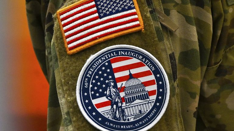 Trump’ın göreve başlama töreninde görev yapan Ulusal Muhafız üyeleri, polis olmadıklarını belirten özel rozetler takacak