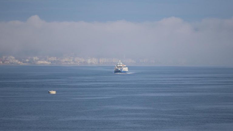 Dardanelles trafik göndermek için yeniden açıldı