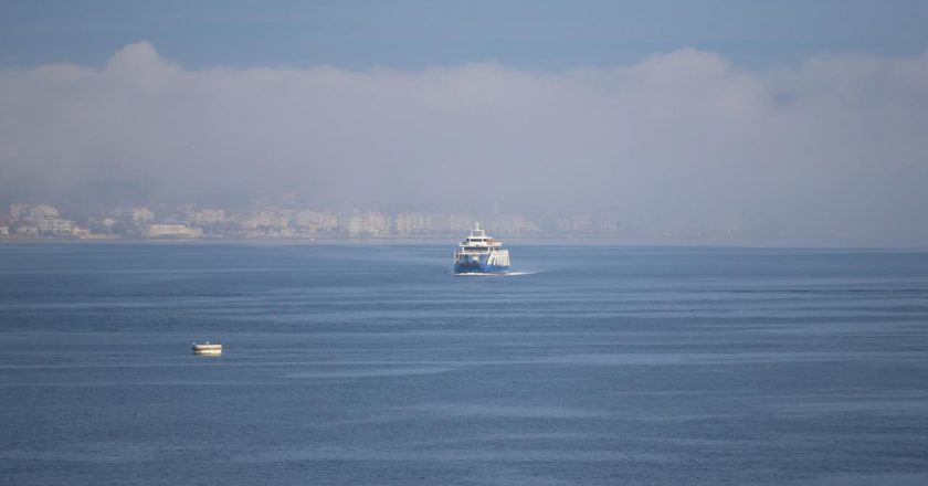 Dardanelles trafik göndermek için yeniden açıldı