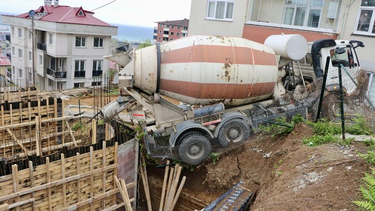 Beton mikseri asılı kaldı – Son Dakika Haberleri