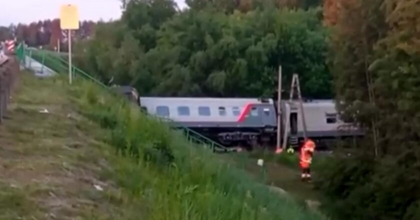 Rusya’da otoyol köprüsü yolcu treninin üzerine çöktü: 7 ölü