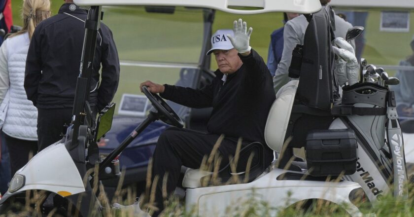 Trump, protestolar devam ederken İskoçya’da golf oynadı