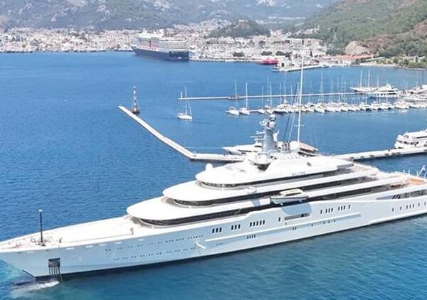 Rus Milyarder Abramoviç’in yatı 2 yıl sonra Marmaris’ten demir aldı