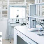 Laboratuvarlarda hassas ölçümler için dijital mikroskop ve hassas terazi kullanımı