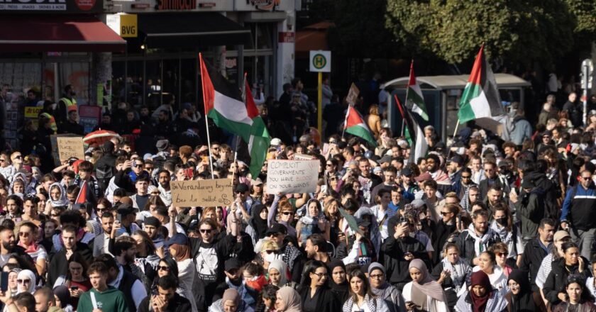 Berlin’de düzenlenen Filistin’e destek yürüyüşüne 100 bini aşkın kişi katıldı