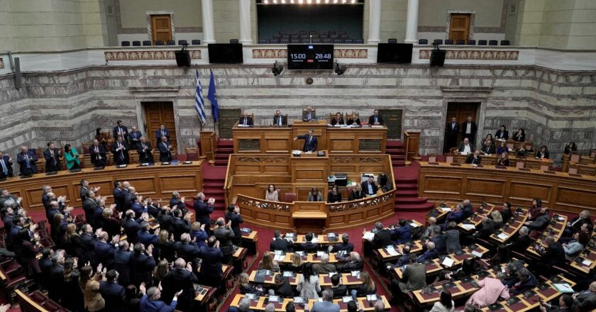 Yunanistan parlamentosu ülke çapındaki protestolara rağmen çalışma saatlerini uzatan yasayı onayladı