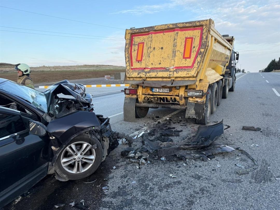 Silivri'de otomobil hafriyat kamyonuna çarptı: 2 yaralı, 2 kişi yaralandı