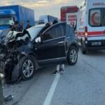Silivri’de otomobil hafriyat kamyonuna çarptı: 2 yaralı