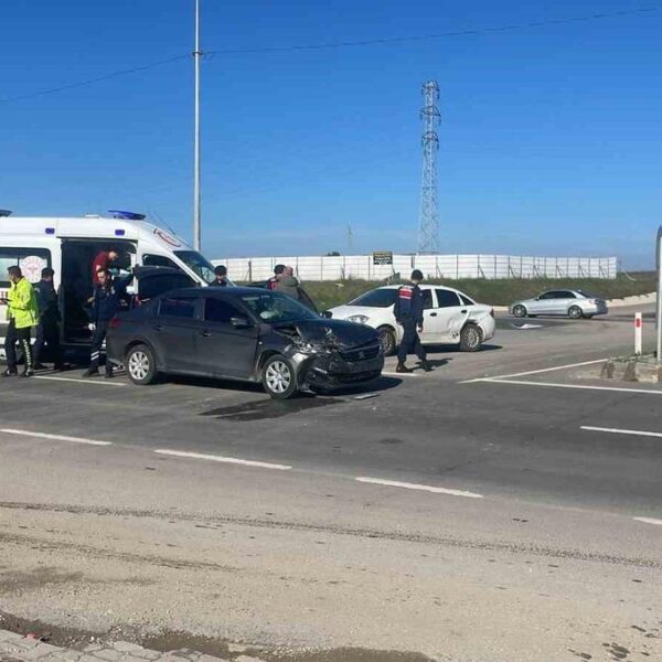 İpsala’da iki otomobil çarpıştı: 8 yaralı