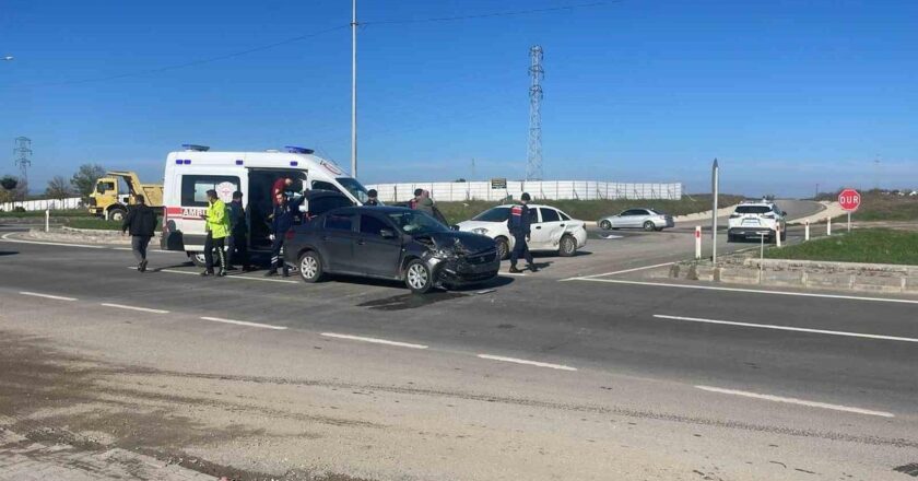 İpsala’da iki otomobil çarpıştı: 8 yaralı