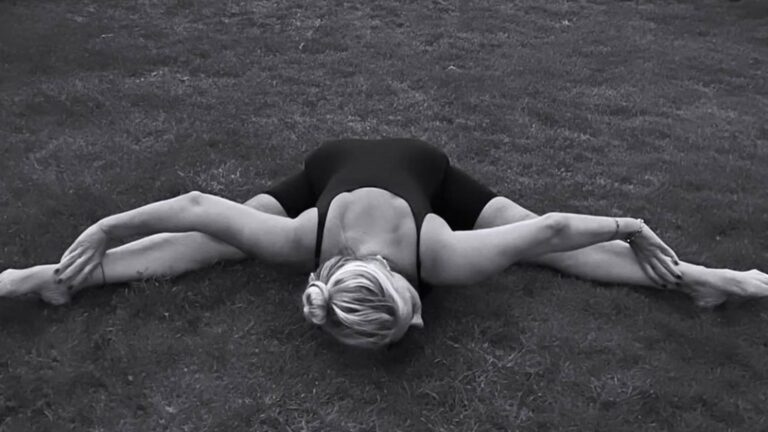 Saba Tümer gece yogası yaptı! Sosyal medya onu konuştu
