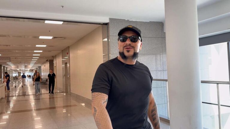 Hayko Cepkin’in adliyedeki görüntüleri gündem oldu! ”Her şeyi köpürtün anasını satayım”